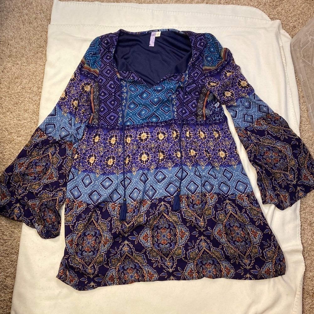L flowy dress. 1970s style.
